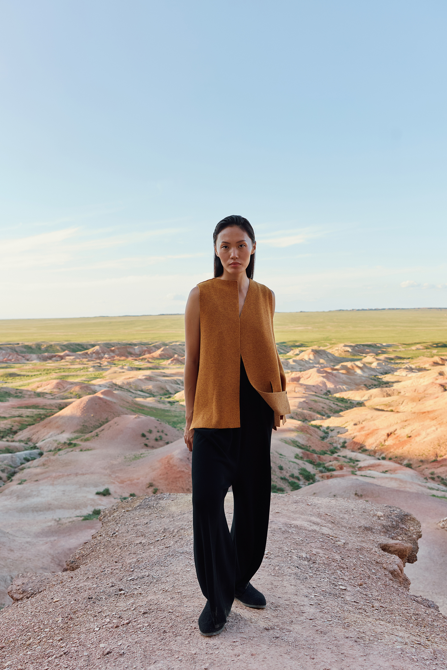 AYAL Jacket Honey_Feather and PLUMA Trosuers Black